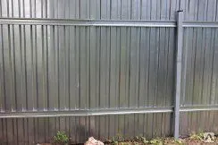 фото Монтаж забора из оцинкованного профнастила 1.8 м на двух лагах