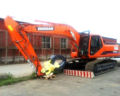 фото Перегружатель леса Doosan dx225 с лесозахватом