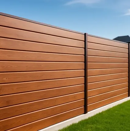 Фото №0 Забор из металлосайдинга— практичное и долговечное решение для вашего участка