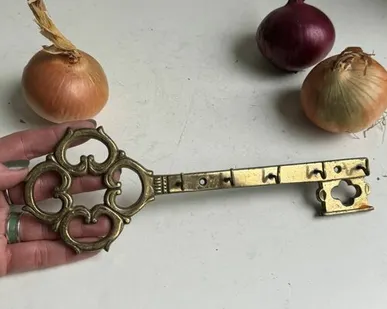 фото Ключница настенная 24 см латунь