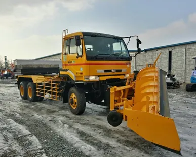 фото Японская снегоуборочная машина Nissan Diesel 6WD