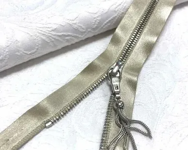 фото Молния RIRI атласная бежевая 18см