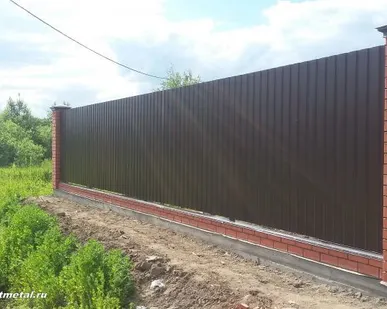 фото Заборы в огромном количестве исполнений.