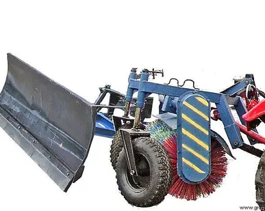 фото Уборка территории трактором со щеткой