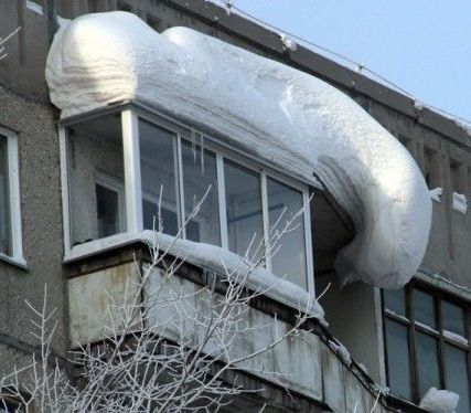 Фото №0 Очистка снега с балкона