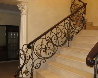 фото Перила кованые на лестницу в доме