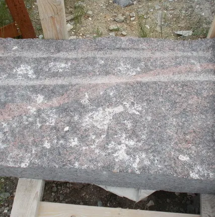 Фото №0 Горбушка гранитная по типу памятник скала Дымовский гранит