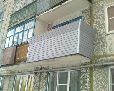 фото Обшивка балконов сайдингом