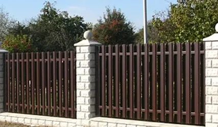 Фото №0 Евроштакетник готовые секции окрашенные "Classic" односторонние 2х1,6м