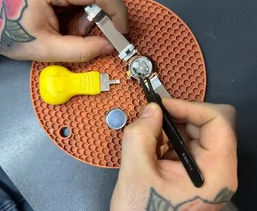 фото Замена батареек на наручных часах