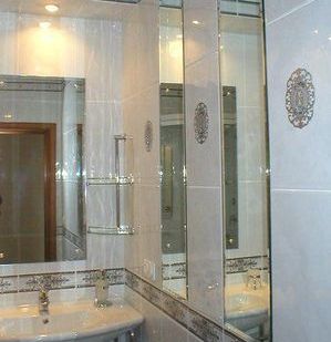 фото Монтаж зеркал на керамическую плитку в санузлах
