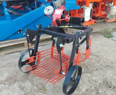 фото Картофелекопалка вибрационная Пахарь ККМ-1