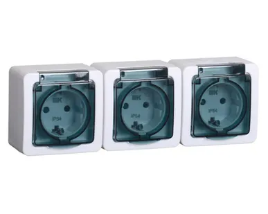 фото IEK Розетка 3-м ОП Гермес Plus 16А IP54 с заземл. с дым. крышкой бел. РСб23-3-ГПБд IEK