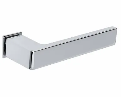 фото Extreza Hi-Tech ENZO (Энзо) 117 на скрытой розетке R21 полированный хром F04