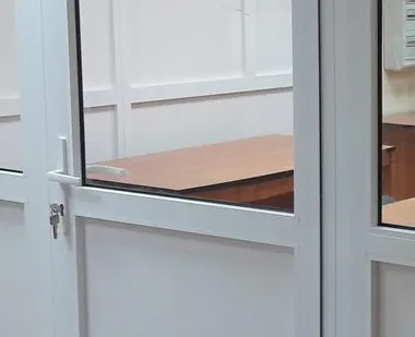 фото Дверь из алюминиевого профиля