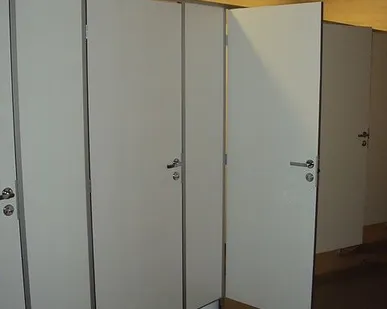 фото Сантехнические перегородки в общественных помещениях