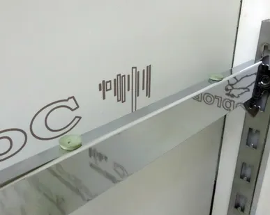 фото Кронштейн П-образный с опорами под полку L=900мм, хром