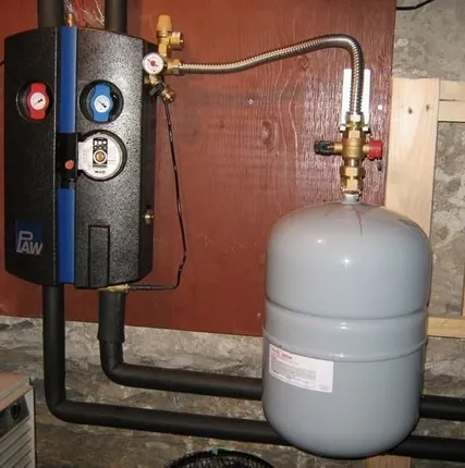 Фото №0 Установка расширительного бака