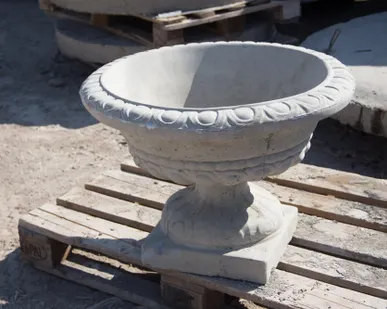 фото Вазон уличный для цветов