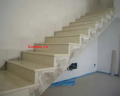 фото Готовый комплект лестницы из травертина