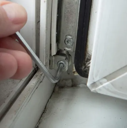 Фото №0 Регулировка створки окна