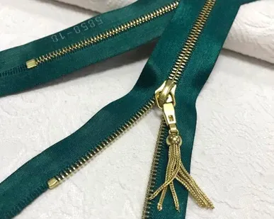 фото Молния RIRI атласная зеленая с золотом 18см