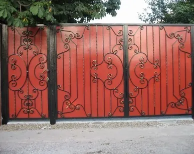 фото Забор с элементами ковки