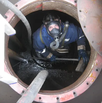 Фото №0 Зачистка резервуаров и емкостей из-под нефтепродуктов.