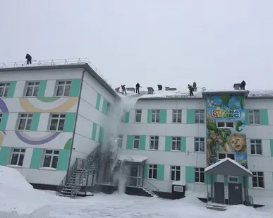 фото Очистка кровли от снега и наледи