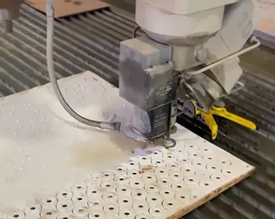 фото Гидроабразивная резка пластика