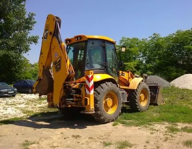 фото Роем копаем экскаватором погрузчиком ЗЛАТЭКС ЭО 2626