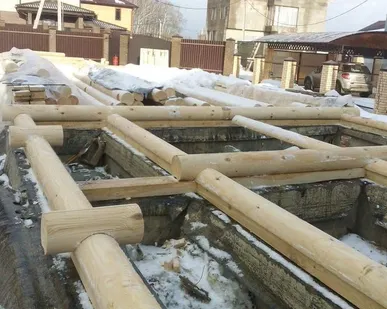 фото Оцилиндрованное бревно с нарезкой чаш, лунный паз