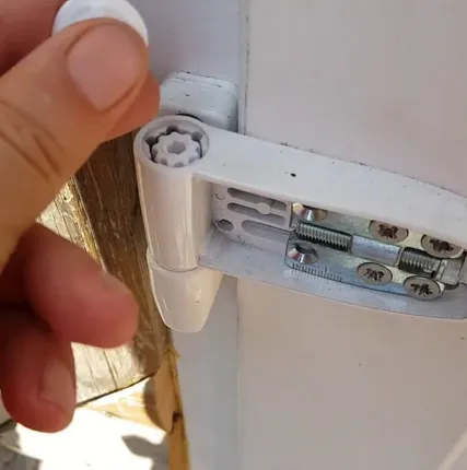 Фото №0 Замена и регулировка дверных петель ПВХ в Сочи