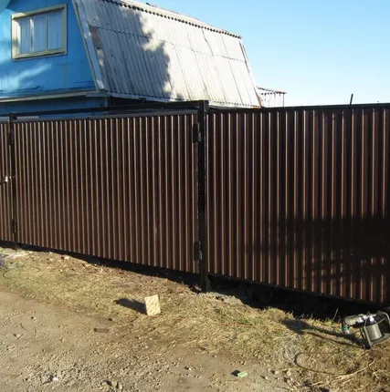 Фото №0 Забор из профнастила в рамке из уголка, высота 1,8 м.