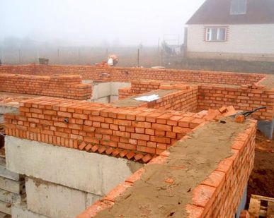 фото Кирпич красный фундаментный