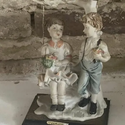 Фото №0 Статуэтка Дети на качелях серия Валентинка 22 см наливной полимер Италия