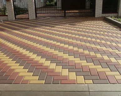 фото Укладка тротуарной брусчатки на песок