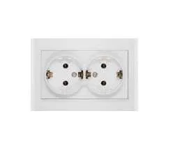 фото Розетка 2-м СП Бриллиант с заземл. бел. UNIVersal 7947533