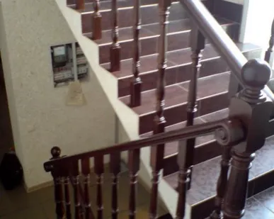 фото Буковое ограждение поверх кафеля № 3 ул. Проезжая