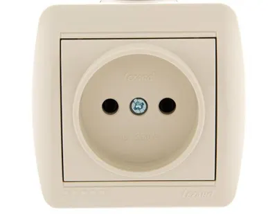 фото Розетка 1-м ОП Ната 16А IP20 без заземл. керам. крем. LEZARD 710-0300-121
