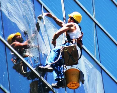 фото Мытье окон в многоэтжках