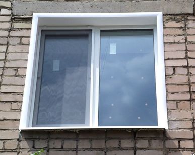 фото Отделка наружних откосов окна из белой оцинковки
