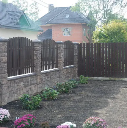 Фото №0 Красивый забор из металлического штакетника