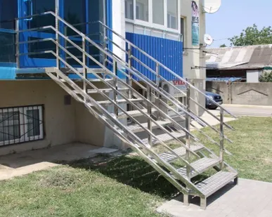 фото Перила из нержавеющей стали с 3 ригелями TZI028