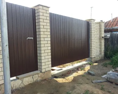 фото Изготовление ограждений из профлиста с кирпичными тумбами и ростверком