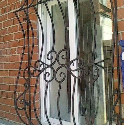 Фото №0 Решетка оконная с элементами ковки
