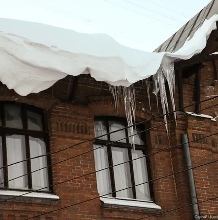 Фото №0 Уборка снега с крыш зданий