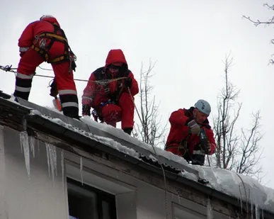 фото Услуги альпинистов по уборке снега с крыш