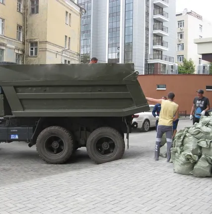 Фото №0 Вывоз строительного мусора с грузчиками