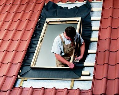 фото Установка мансардного окна (мансардных окон) VELUX, FAKRO